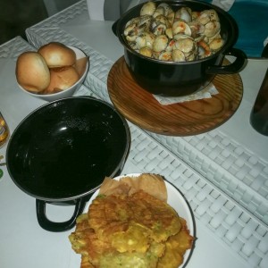 Almejas al ajillo con patacones