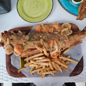 Pescado Frito con salsa de mariscos 