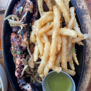 Pulpo a la plancha con papas fritas.