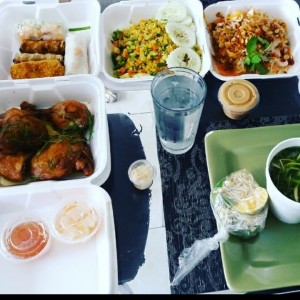 pollo agridulce, rollos variados y pho