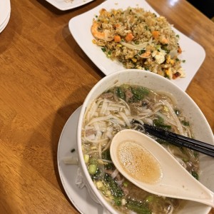 Pho vietnam de carne salteada y arroz frito 