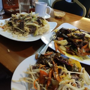fideos crujiente de carne y carne estilo vietnamita