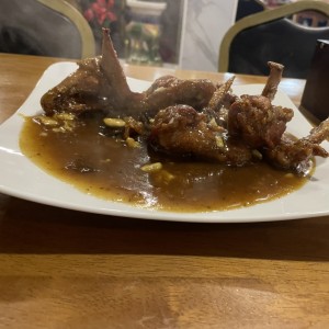 Alitas fritas en salsa de tamarindo