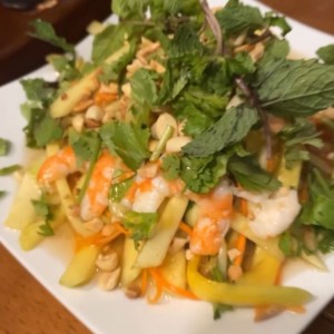 Ensalada de mango con camarones