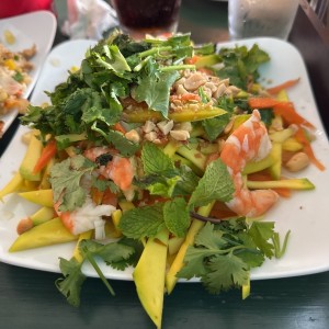 Ensakada de mango y camarones