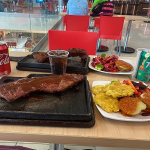 combo costilla ahumada con papas y vegetales salteados