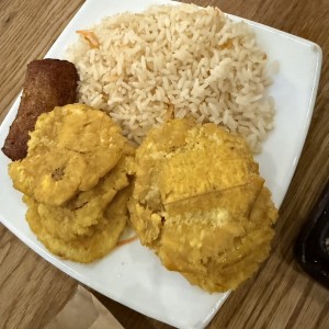 Arroz con maduro y patacones