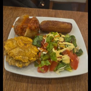 GUARNICION (Ensalada, papa, plátano maduro y arepa)