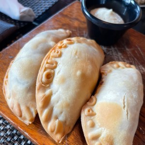 Empanadas carne, pollo y queso. (recomendadas)