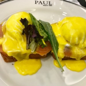 Huevos Benedictos con salmon en salsa holandesa.