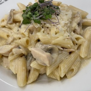 Pasta con pollo y hongos en salsa blanca