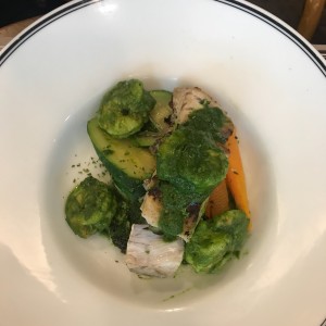 corvina con pesto y vegetales