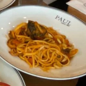 Pasta en salsa roja con mariscos