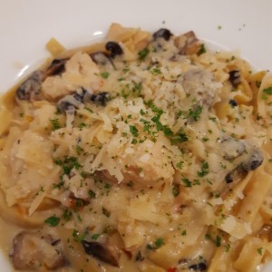 Fettuccine con Pollo y hongo, excelente