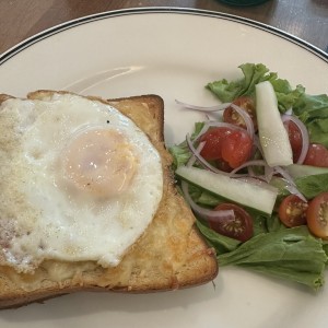 Emparedado con jamon y queso gruyere con huevo