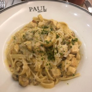 pasta cremosa con hongos y pollo