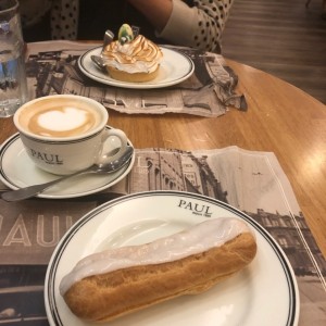 pie de limon, eclair de vainilla y capuchino