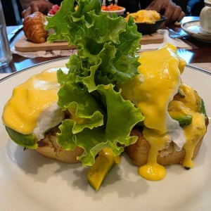 huevos benedictinos con langosta