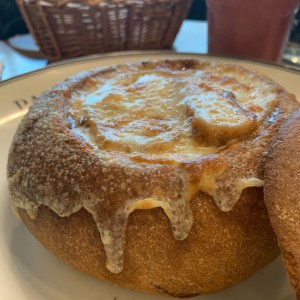 Sopa de cebolla gratinada.