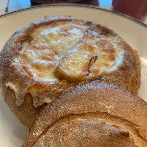 Sopa de cebolla gratinada.