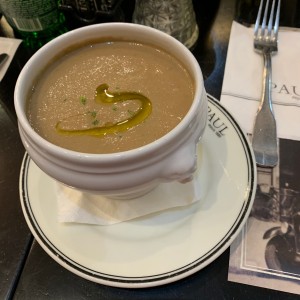 Crema de hongos con aceite de trufas.