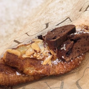Relleno de almendra con toque de licor y dos pedacitos de pan de cacao de muestra