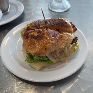 Hamburguesa con tocino y quewo