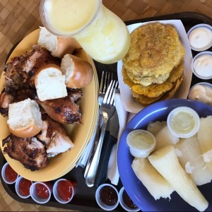 pollo asado entero con yuca sancochada y patacones