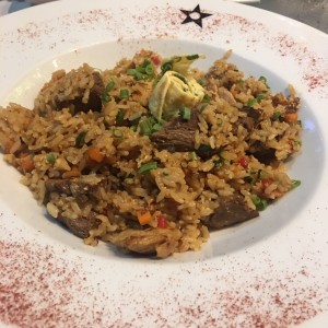 Yakimeshi de carne y pollo