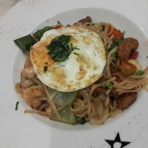 pad kee mao de mariscos