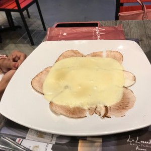 carpacio de hongos portobelo con provolone y limon