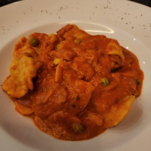 ravioli de pollo en salsa rosada