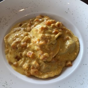 Ravioles con salsa Locanda