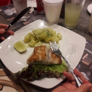 Corvina a la plancha con papas salteada.