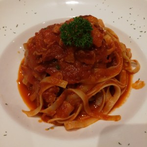 linguinni en salsa amatriciana