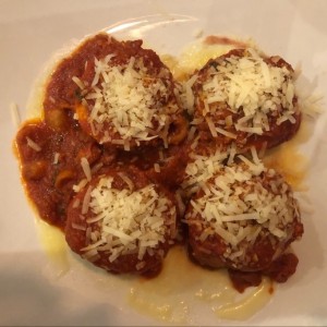 rollo relleno de mozarella y jamon a la amatrician