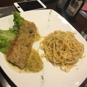 filete de corvina al ajillo