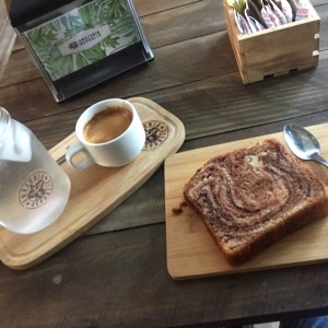 Cafe expresso y bizcocho