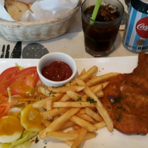milanesa de pollo con papas fritas y ensalada
