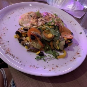 Pollo grill con vegetales salteados