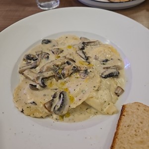 raviolli con hongos trufados