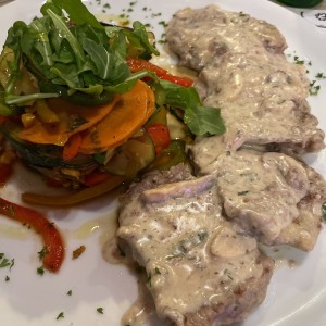 Scallopina de res en salsa de hongos con vegetales