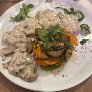 Scalopina de res con vegetales salteados