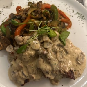 Filete de res con hongos y vegetales