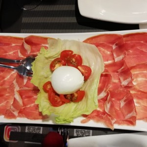 Entradas - Crudo e Mozzarella