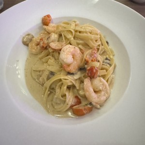 Fetuccini con camarones, hongos, tomate cherry y aceite de trufas.