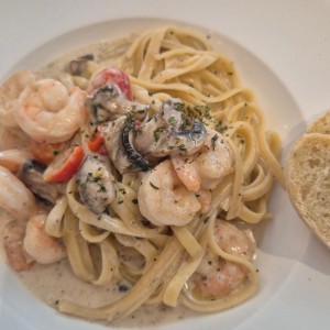 Fetuccini de camarones y hongos en crema