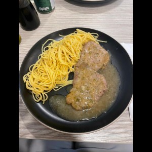 Scaloppine di manzo al limone (contoorno: Pasta al Oleo)