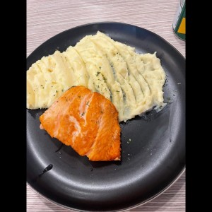 Salmone a la Griglia (Contorno: Pure de papas)