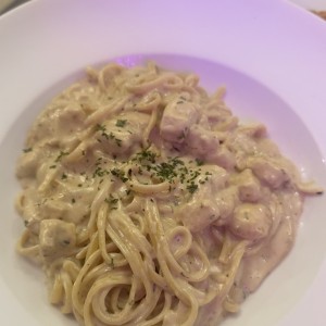 Fetucinni alfredo con pollo